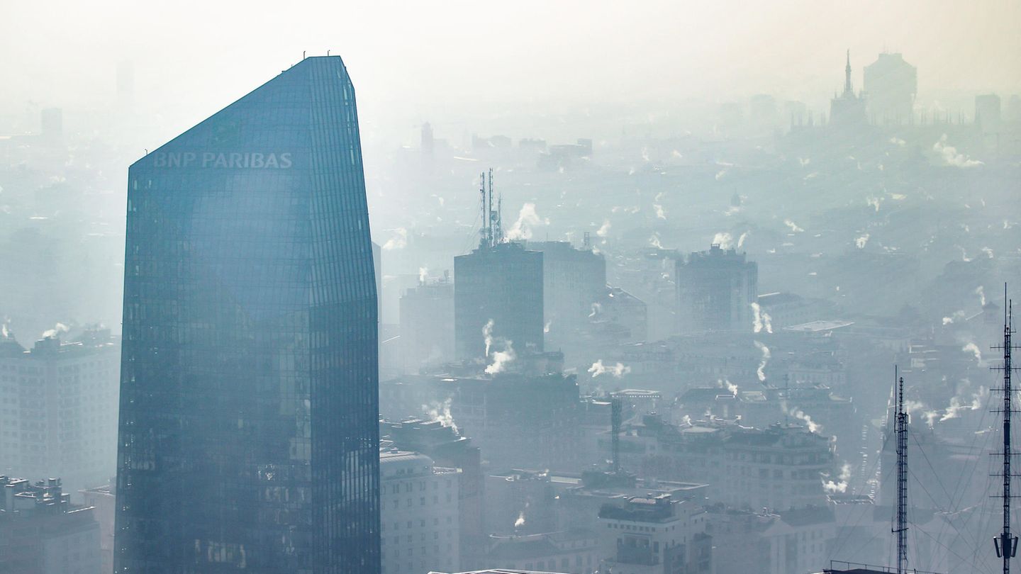 Mailand: Dunst, Smog und der Rauch aus Schornsteinen hängen über der Innenstadt der italienischen Metropole