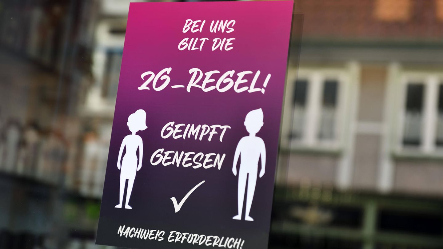 Schild verweist auf 2G-Regel