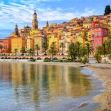 Farbenprächtige Stadtansicht von Menton, Frankreich