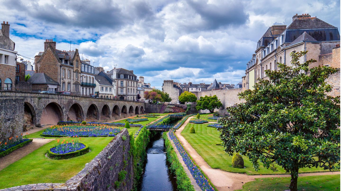 Vannes – Aushängeschild der Bretagne Mittelalterliche Stadtmauern von Vannes, Frankreich