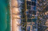 Vietnam: Abwässer von Aquakulturen an der Küste fließen über den Strand direkt ins Meer