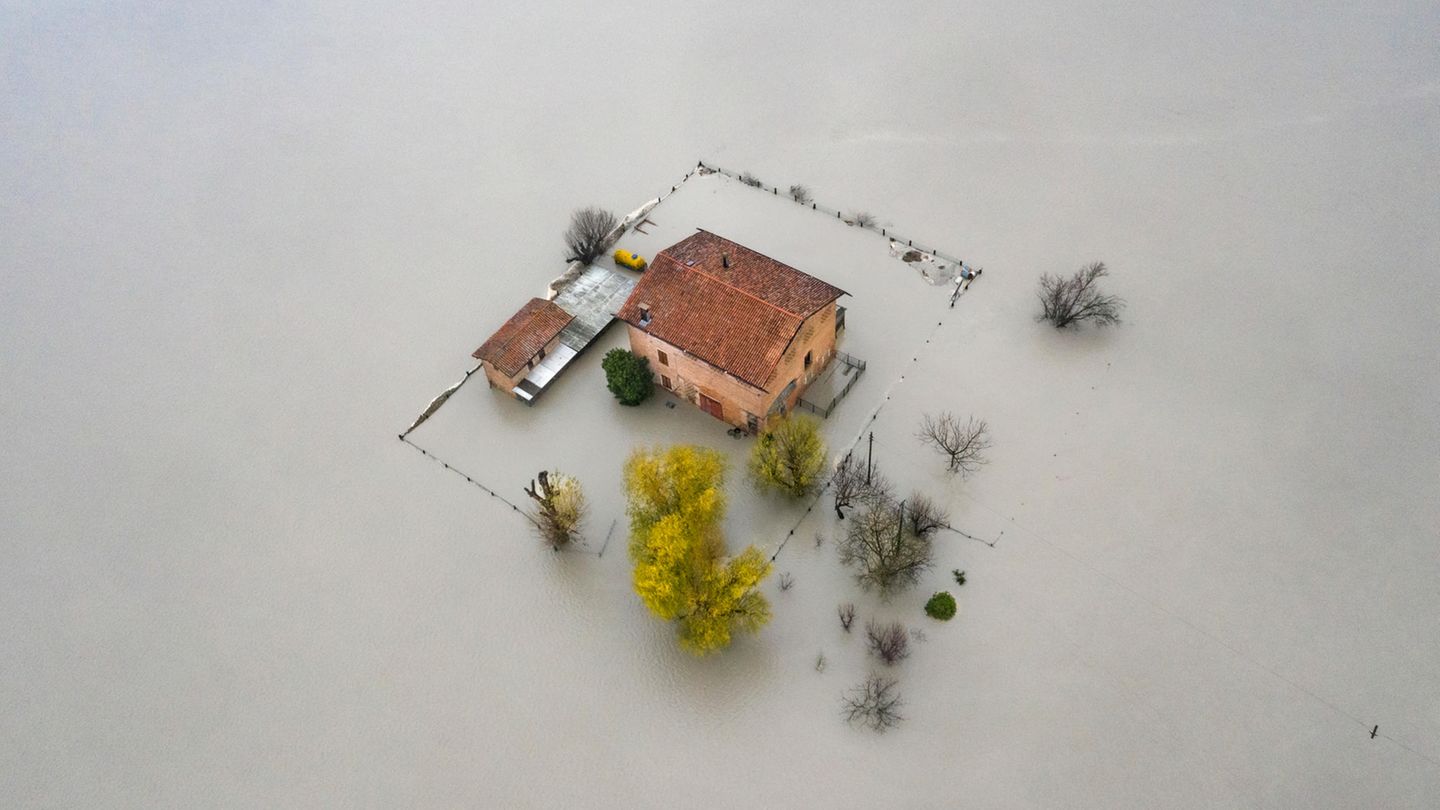 Italien: In der Po-Ebene steht ein Haus in den trüben Fluten des Panaro