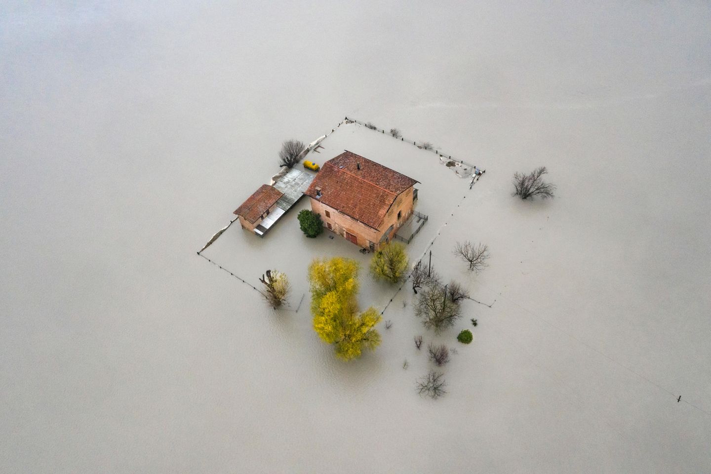 Italien: In der Po-Ebene steht ein Haus in den trüben Fluten des Panaro