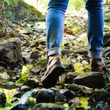 Männer laufen durch einen Bach