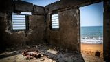 Ghana: Ein Junge schläft in den Ruinen eines Hauses, das wegen des Meeresspiegelanstiegs aufgegeben werden musste
