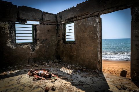Ghana: Ein Junge schläft in den Ruinen eines Hauses, das wegen des Meeresspiegelanstiegs aufgegeben werden musste