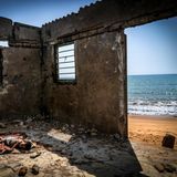 Ghana: Ein Junge schläft in den Ruinen eines Hauses, das wegen des Meeresspiegelanstiegs aufgegeben werden musste