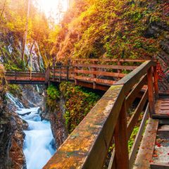 Wanderweg durch eine Schlucht im Herbst