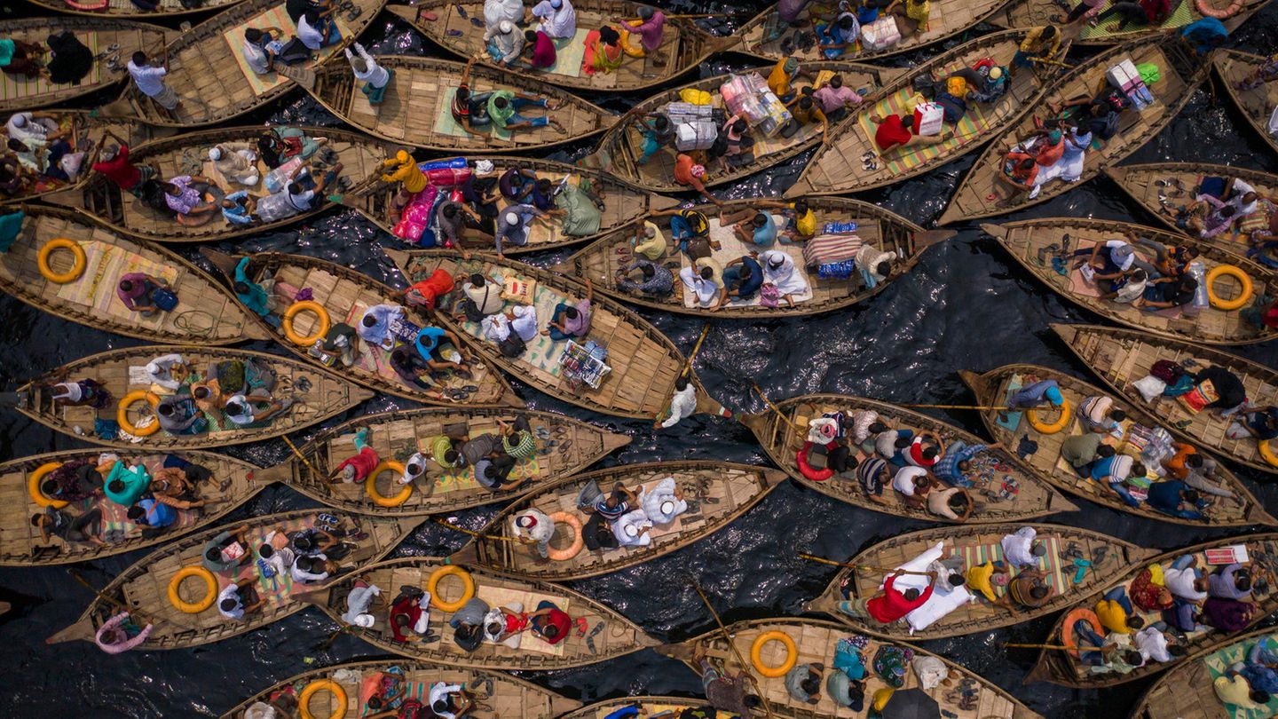 Bangladesh: Boote auf dem verschmutzten Fluss Buriganga