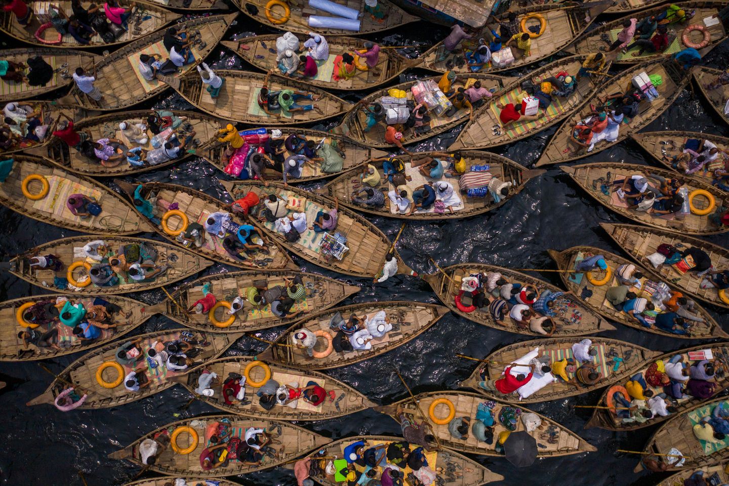 Bangladesh: Boote auf dem verschmutzten Fluss Buriganga