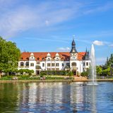 Kurhaus von Bad Schmiedeberg an einem sonnigen Tag