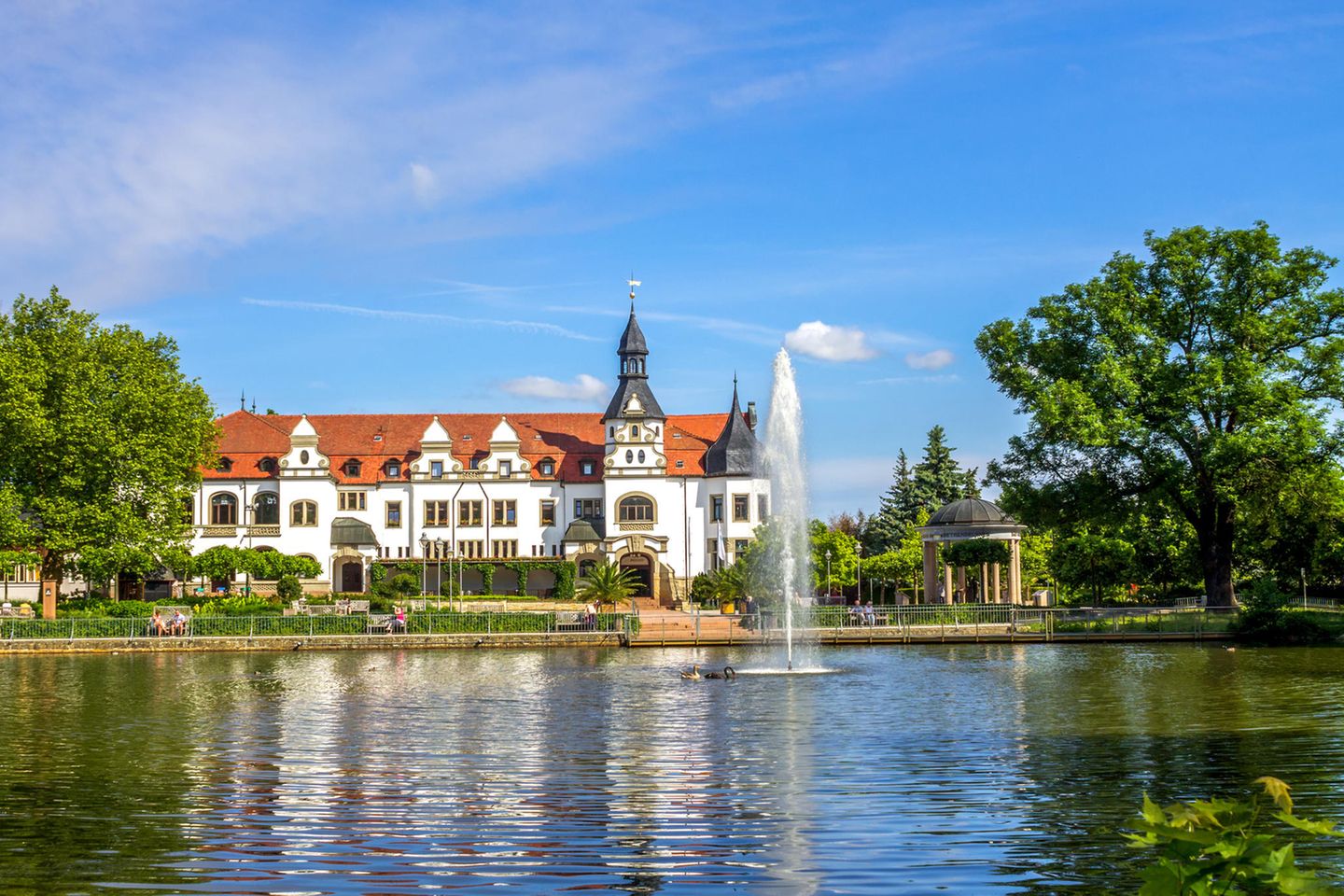 Bad Schmiedeberg Kurhaus von Bad Schmiedeberg an einem sonnigen Tag