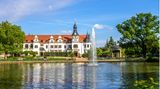 Kurhaus von Bad Schmiedeberg an einem sonnigen Tag