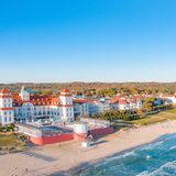 Blick von oben auf das Ostseebad Binz und den Strand auf der Insel Rügen