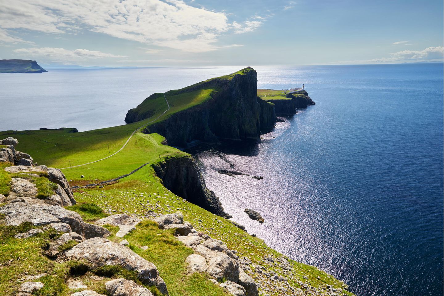 Isle of Skye: Die Königin der schottischen Inseln Blick auf Neist Point und den bekannten Leuchtturm auf der Isle of Skye