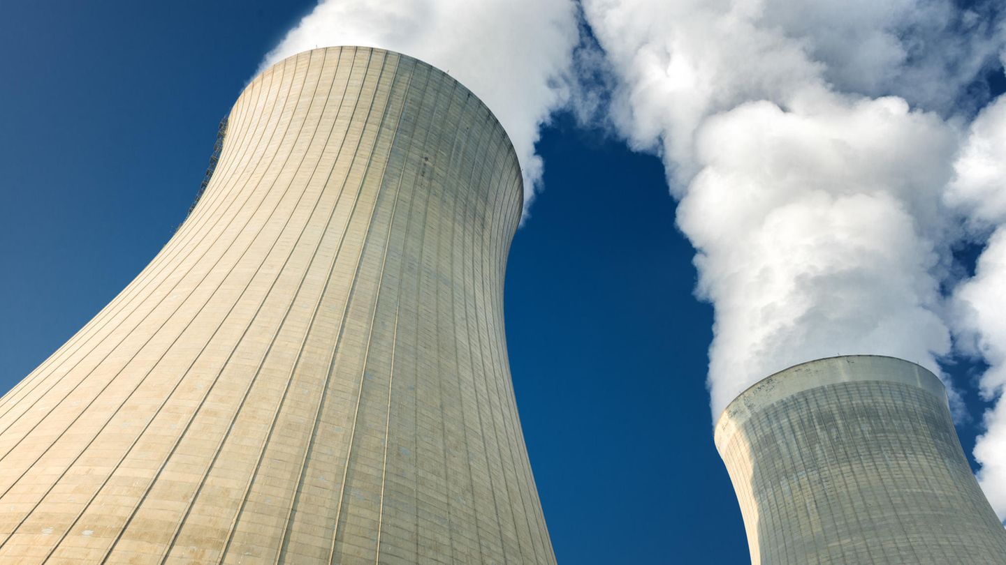 Kühltürme eines Kernkraftwerks: Nachhaltig ist Atomkraft nicht, warnen Umwelverbände und Experten