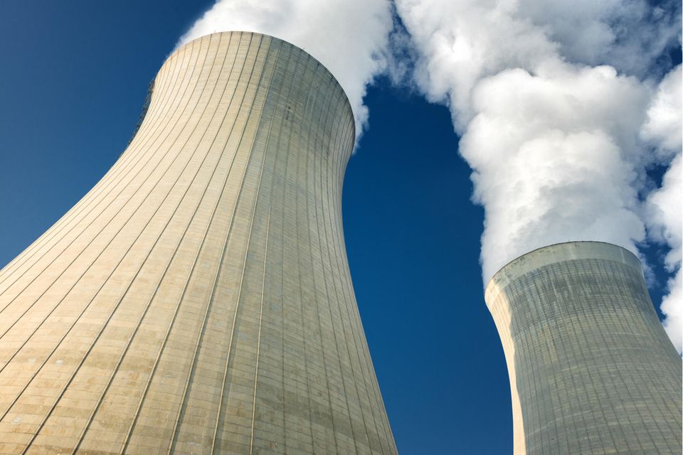 Kühltürme eines Kernkraftwerks: Nachhaltig ist Atomkraft nicht, warnen Umwelverbände und Experten