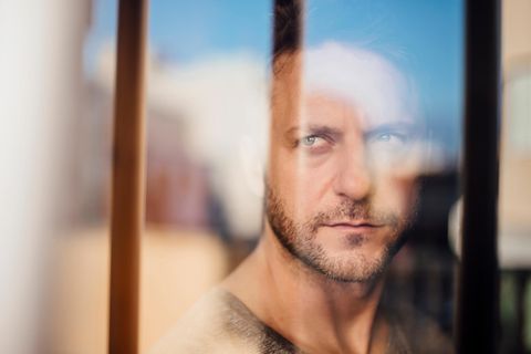 Heute ist oftmals die Rede von "toxischer Männlichkeit": Der Psychiater Josef Aldenhoff blickt in das männliche Gefühlsleben und analysiert Gründe für Gewalt und Hass gegenüber Frauen und Minderheiten 