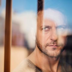 Heute ist oftmals die Rede von "toxischer Männlichkeit": Der Psychiater Josef Aldenhoff blickt in das männliche Gefühlsleben und analysiert Gründe für Gewalt und Hass gegenüber Frauen und Minderheiten 