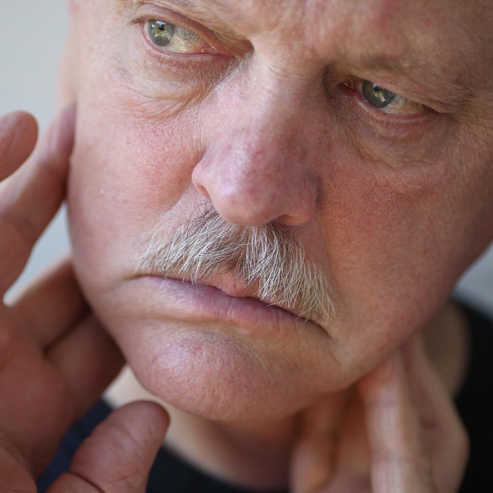 Älterer Mann leider unter Kribbeln im Kopf