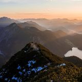 18.11.2021  "Die beste Art in einen Herbstmorgen zu starten - mit einer Thermoskanne Tee auf dem Herzogstandgipfel mit Blick auf den Walchensee (rechts) und ein Nebelmeer Richtung Kochelsee (links). Da lohnt sich auch die kurze Nacht und das Frieren hinter dem Sucher bis die Sonnenstrahlen endlich über die Bergrücken kitzeln."  Mehr Fotos von Lena Schlegel