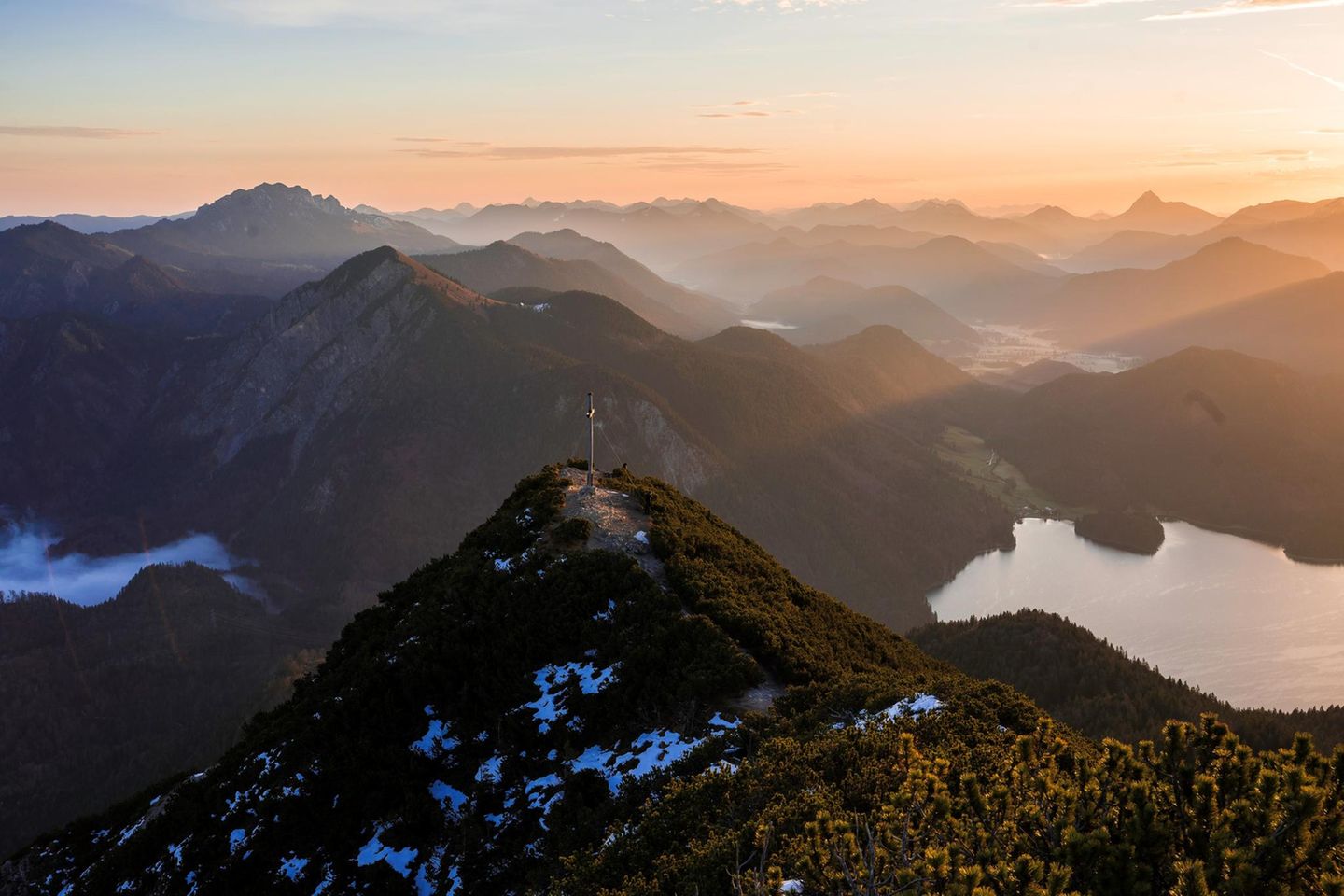 18.11.2021  "Die beste Art in einen Herbstmorgen zu starten - mit einer Thermoskanne Tee auf dem Herzogstandgipfel mit Blick auf den Walchensee (rechts) und ein Nebelmeer Richtung Kochelsee (links). Da lohnt sich auch die kurze Nacht und das Frieren hinter dem Sucher bis die Sonnenstrahlen endlich über die Bergrücken kitzeln."  Mehr Fotos von Lena Schlegel