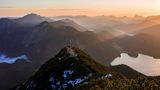 18.11.2021  "Die beste Art in einen Herbstmorgen zu starten - mit einer Thermoskanne Tee auf dem Herzogstandgipfel mit Blick auf den Walchensee (rechts) und ein Nebelmeer Richtung Kochelsee (links). Da lohnt sich auch die kurze Nacht und das Frieren hinter dem Sucher bis die Sonnenstrahlen endlich über die Bergrücken kitzeln."  Mehr Fotos von Lena Schlegel