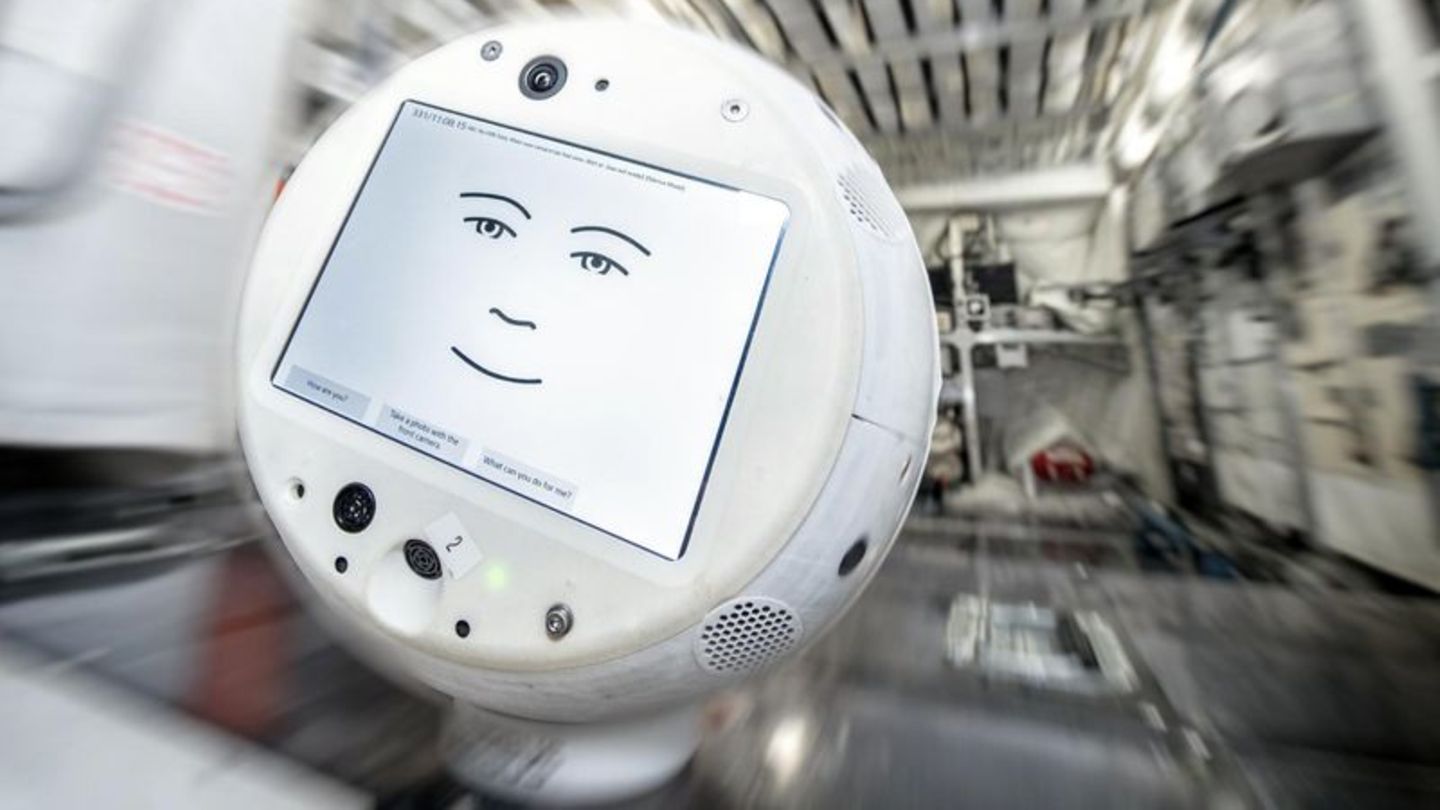 Das Assistenzsystem Cimon - der Roboter soll dem deutschen Astronauten Matthias Maurer auf der Internationalen Raumstation ISS Gesellschaft leisten. Foto: -/DLR/dpa Roboter Cimon