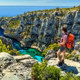 Wanderin im Calanques-Nationalpark blickt auf das Meer