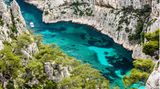 Blick von oben auf die Badebucht von Calanque d'En-Vau, Calanques-Nationalpark