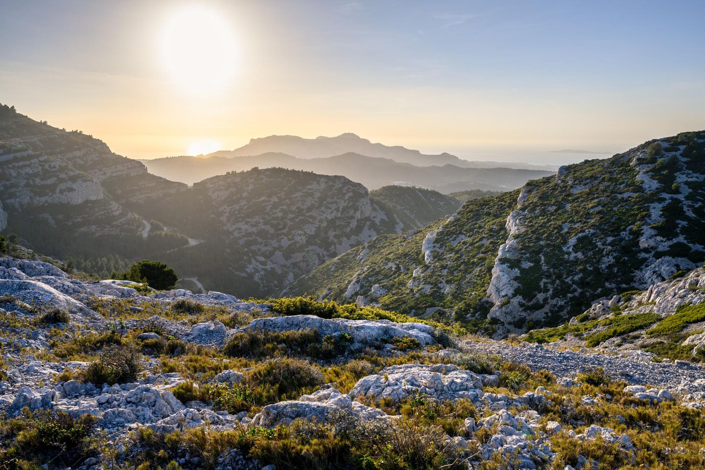 Die Sonne scheint auf die Berge des Massif des Calanques