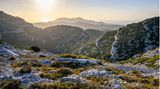 Die Sonne scheint auf die Berge des Massif des Calanques