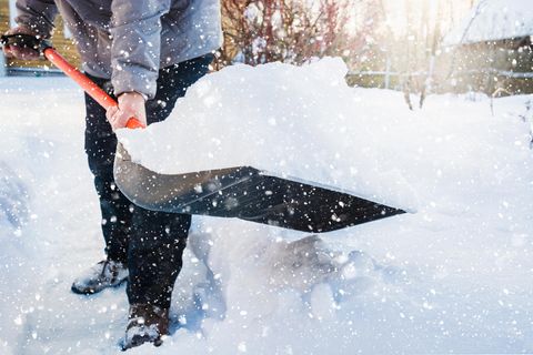 Ein Mann mit einem Schneeschieber