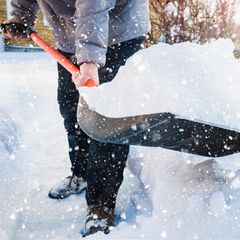 Ein Mann mit einem Schneeschieber