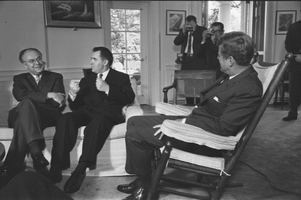 Kuba-Krise: Kennedy mit Vertretern der Sowjetunion im Gespräch