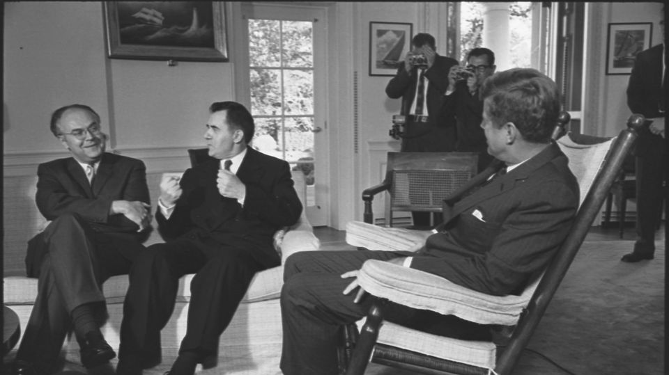 Kuba-Krise: Kennedy mit Vertretern der Sowjetunion im Gespräch