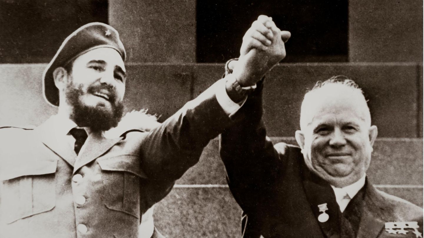 Fidel Castro und der sowjetische Ministerpräsident Nikita Chruschtschow bei einer Parade 1963