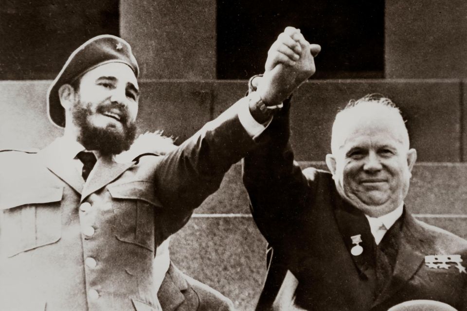 Fidel Castro und der sowjetische Ministerpräsident Nikita Chruschtschow bei einer Parade 1963
