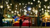 Weihnachtsmarkt in Basel in der Dunkelheit