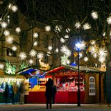 Weihnachtsmarkt in Basel in der Dunkelheit