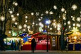 Weihnachtsmarkt in Basel in der Dunkelheit