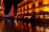 Beleuchtete Weihnachtsmarktstände vor der Kathedrale in Mulhouse