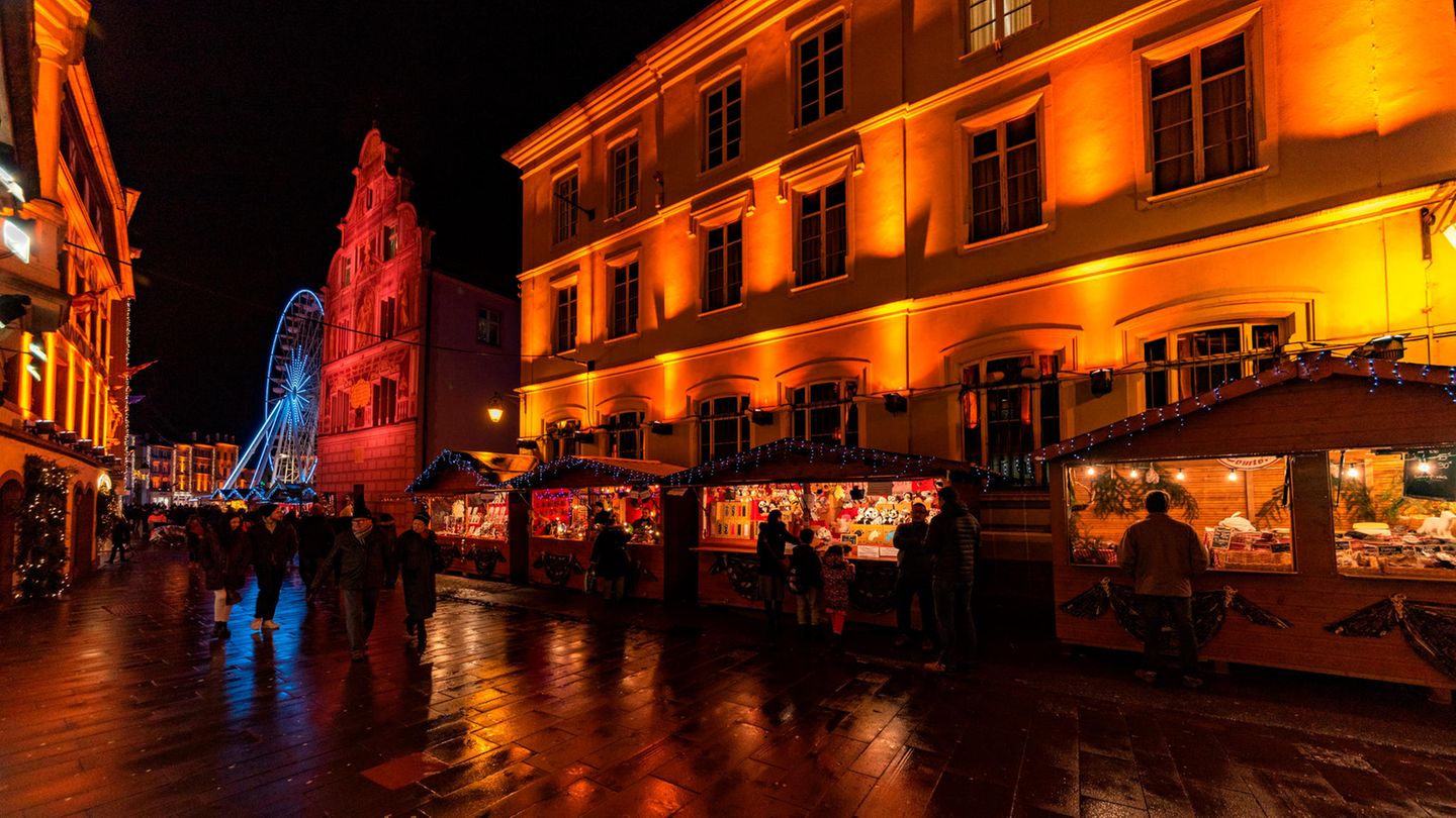 Weihnachtsmarkt in Mulhouse, Frankreich Beleuchtete Weihnachtsmarktstände vor der Kathedrale in Mulhouse