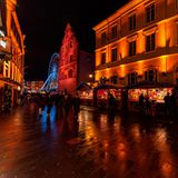 Beleuchtete Weihnachtsmarktstände vor der Kathedrale in Mulhouse