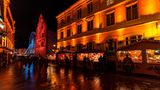 Beleuchtete Weihnachtsmarktstände vor der Kathedrale in Mulhouse