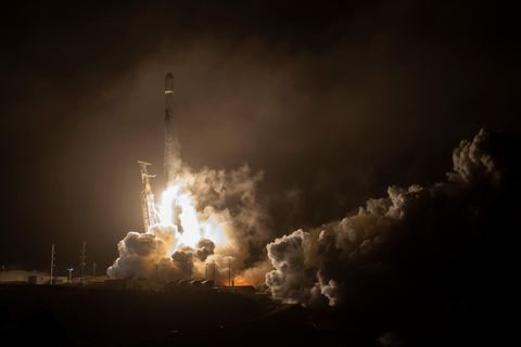 Ende November 2021 startete die SpaceX-Rakete "Falcon 9" ins All. Mit an Bord: die Raumsonde Dart. In der Nacht zum Dienstag soll sie in den Asteroiden Dimorphos einschlagen