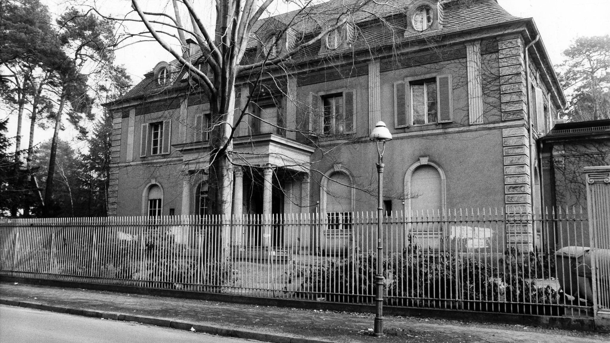 Die Villa in Berlin-Grunewald war das erste deutsche Frauenhaus und bot Frauen Zuflucht, die Opfer häuslicher Gewalt geworden waren 