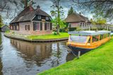 Kanal in der niederländischen Stadt Giethoorn