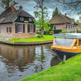 Kanal in der niederländischen Stadt Giethoorn