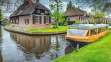 Kanal in der niederländischen Stadt Giethoorn